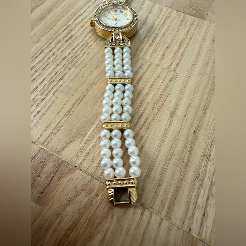 Vintage Ladies gold tone faux pearl watch NEW BATTERY